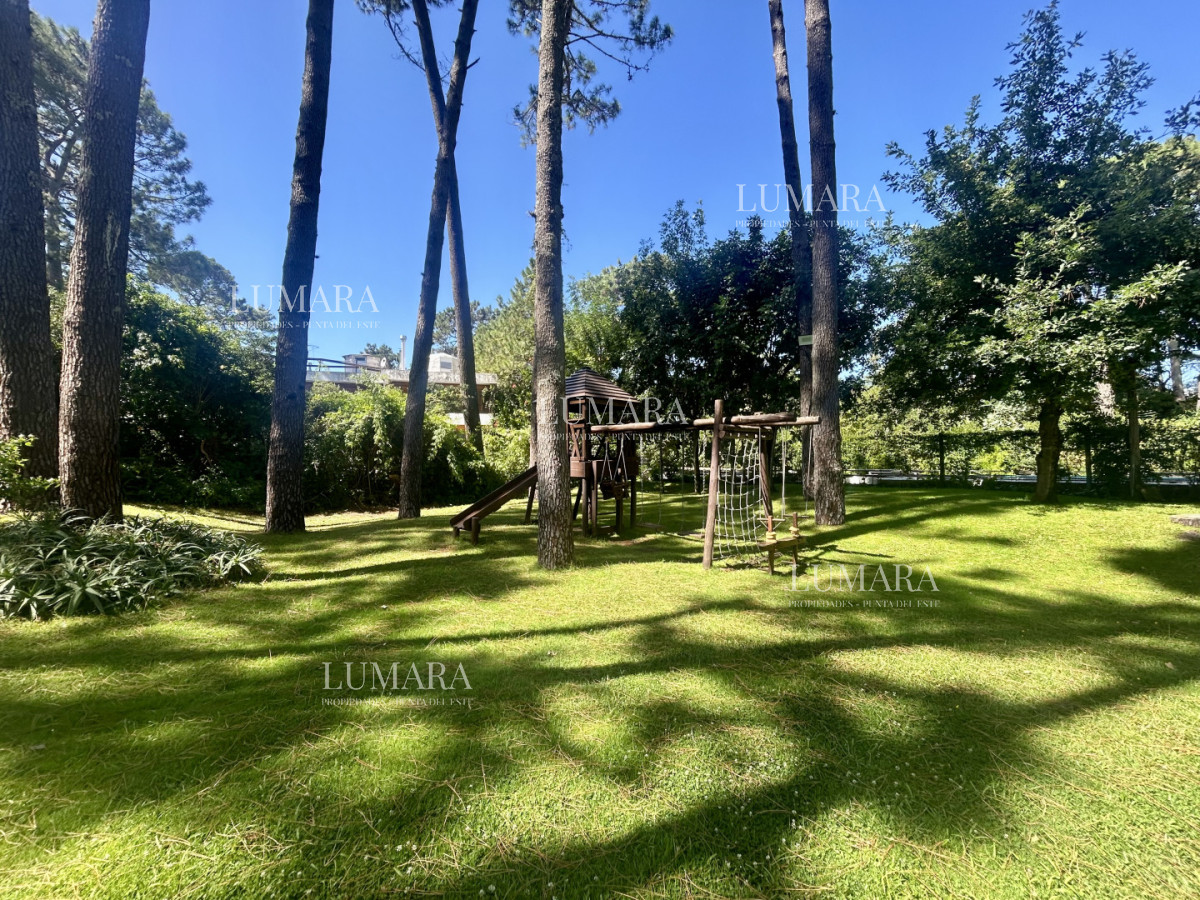 Apartamento ID.3160 - Venta apartamento de 3 dormitorios y 2 baños, Av Roosevelt Punta del Este 