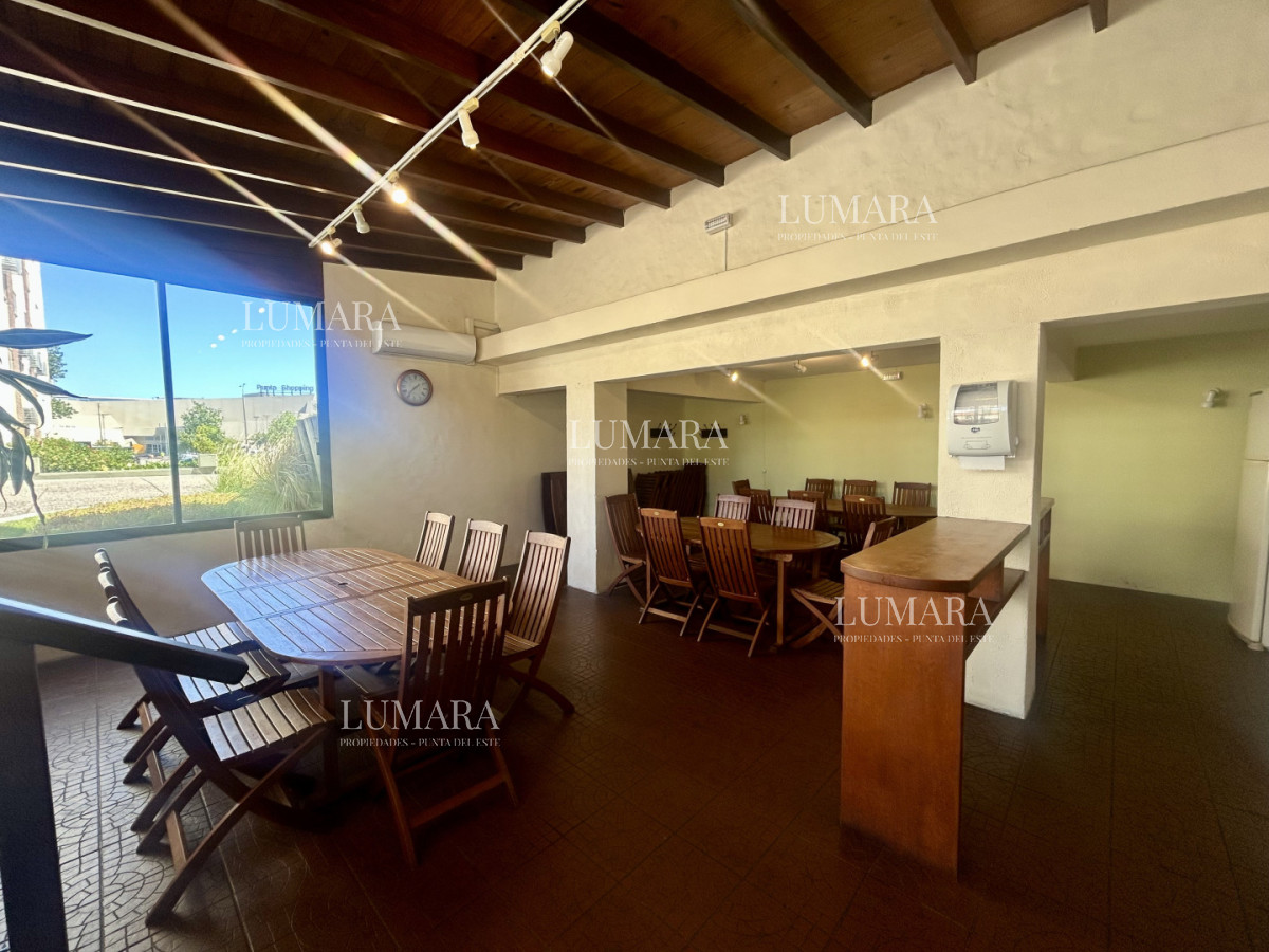 Apartamento ID.3160 - Venta apartamento de 3 dormitorios y 2 baños, Av Roosevelt Punta del Este 