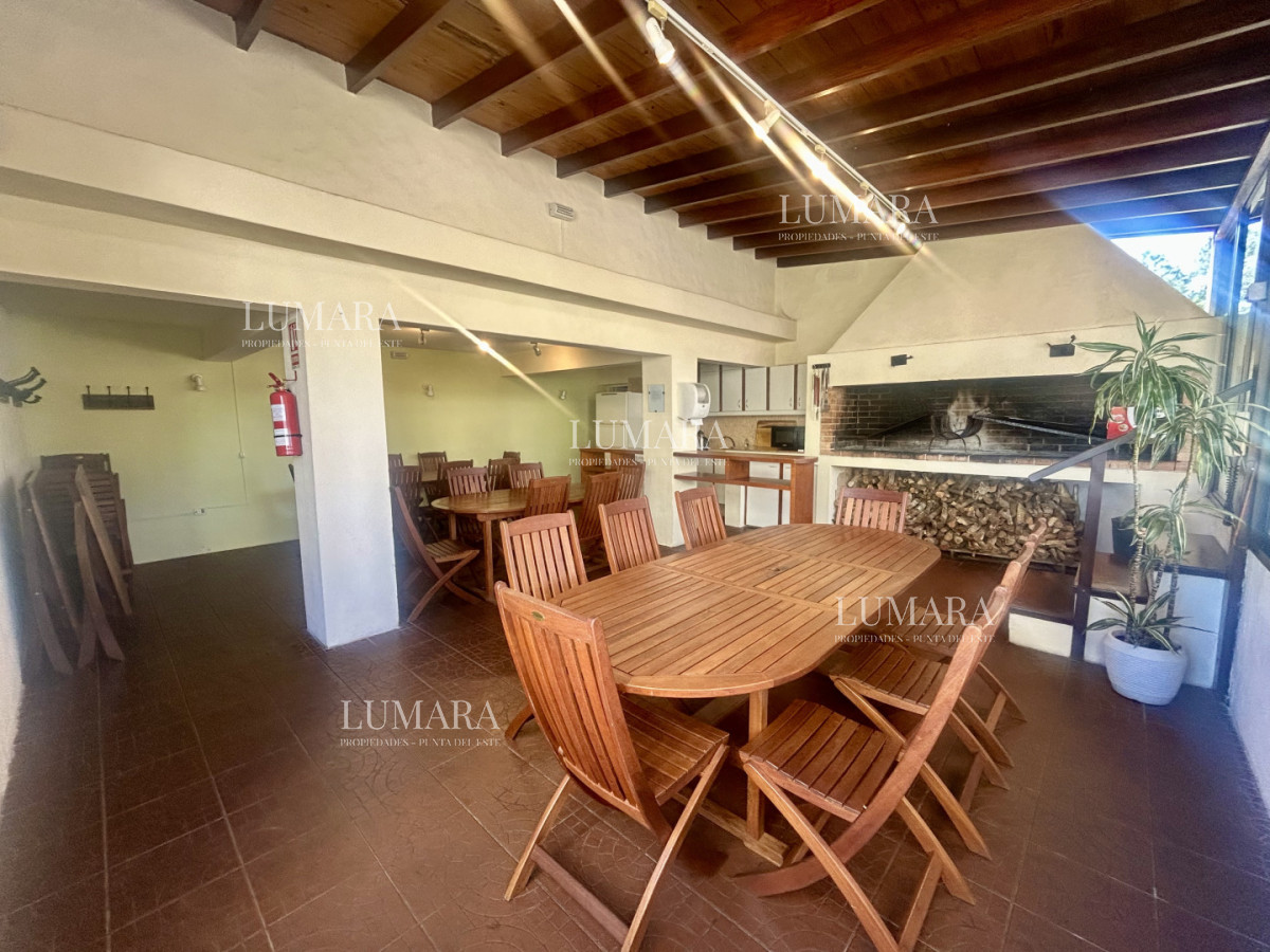 Apartamento ID.3160 - Venta apartamento de 3 dormitorios y 2 baños, Av Roosevelt Punta del Este 