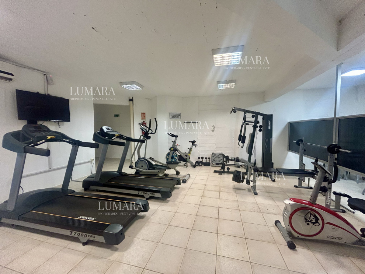 Apartamento ID.3160 - Venta apartamento de 3 dormitorios y 2 baños, Av Roosevelt Punta del Este 