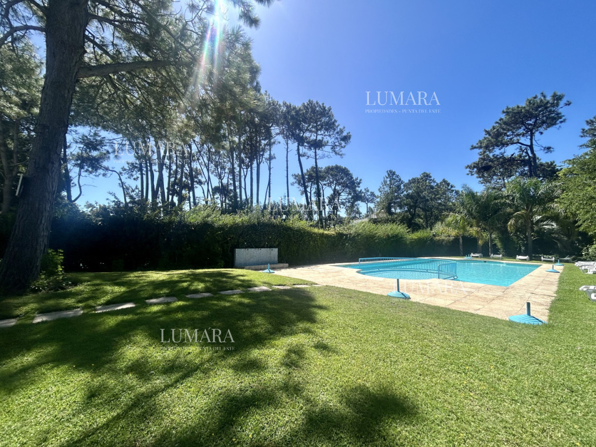 Apartamento ID.3160 - Venta apartamento de 3 dormitorios y 2 baños, Av Roosevelt Punta del Este 
