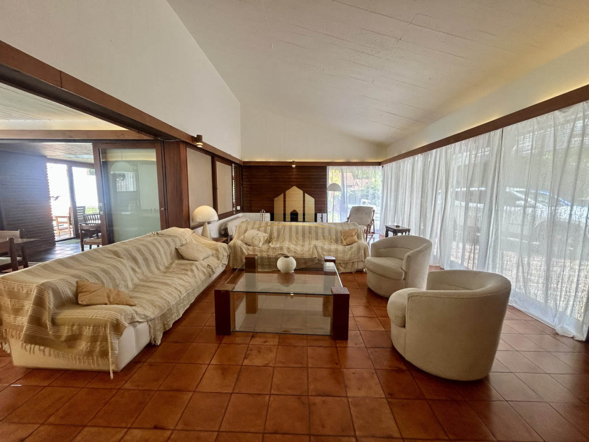 Casa ID.321 - Venta casa en Cantegril con 4 dormitorios y 3 baños en Cantegril 