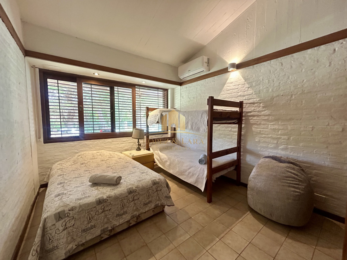 Casa ID.321 - Venta casa en Cantegril con 4 dormitorios y 3 baños en Cantegril 