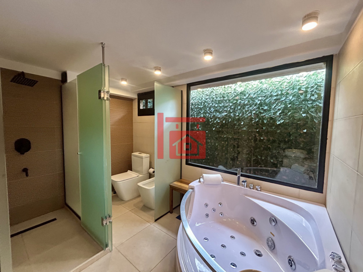 Casa ID.762 - Venta casa en Cantegril con 4 dormitorios y 3 baños en Cantegril 