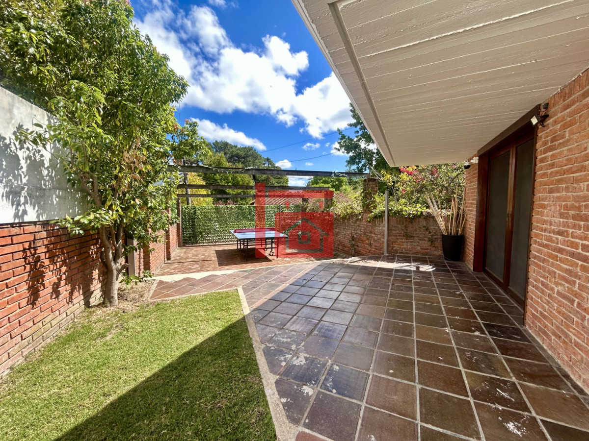 Casa ID.762 - Venta casa en Cantegril con 4 dormitorios y 3 baños en Cantegril 