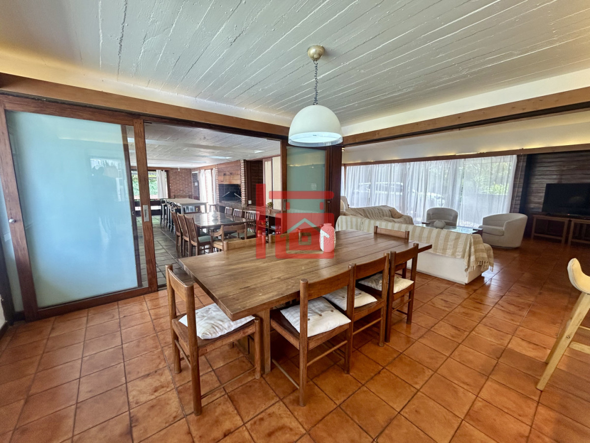 Casa ID.762 - Venta casa en Cantegril con 4 dormitorios y 3 baños en Cantegril 