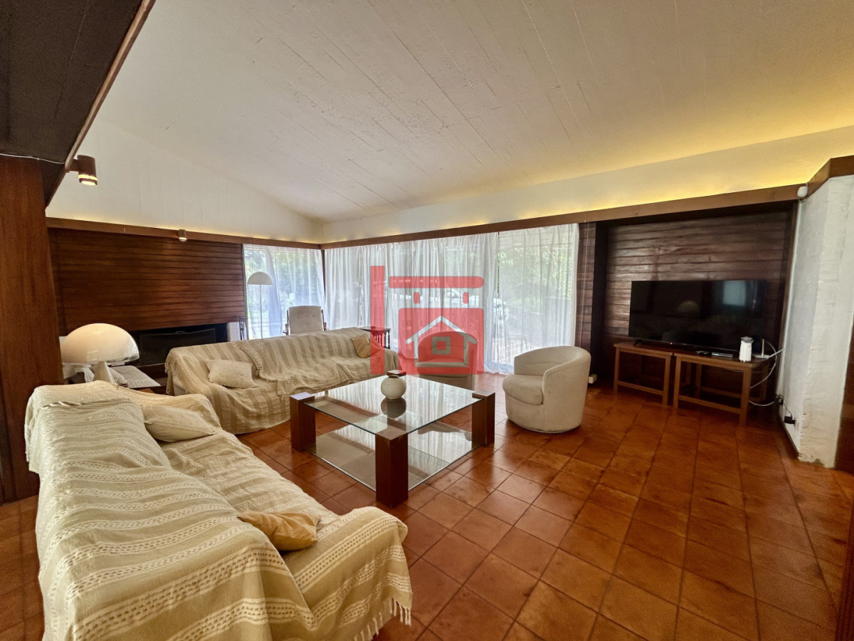 Casa ID.762 - Venta casa en Cantegril con 4 dormitorios y 3 baños en Cantegril 