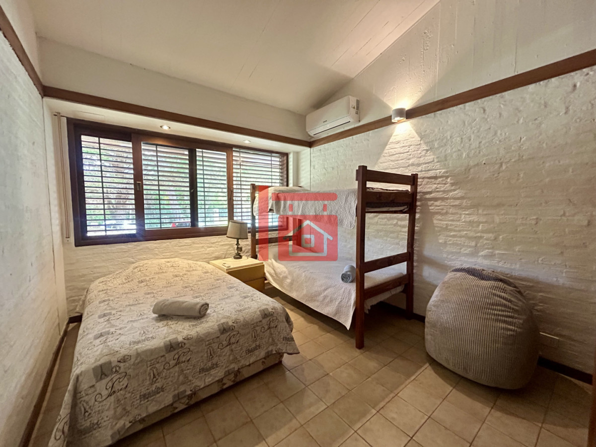 Casa ID.762 - Venta casa en Cantegril con 4 dormitorios y 3 baños en Cantegril 