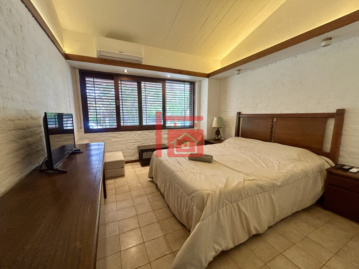 Casa ID.762 - Venta casa en Cantegril con 4 dormitorios y 3 baños en Cantegril 