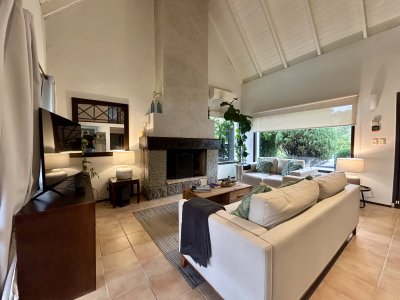Venta casa de 3 dormitorios y 2 baños dependencia barbacoa y piscina en rincón del indio 
