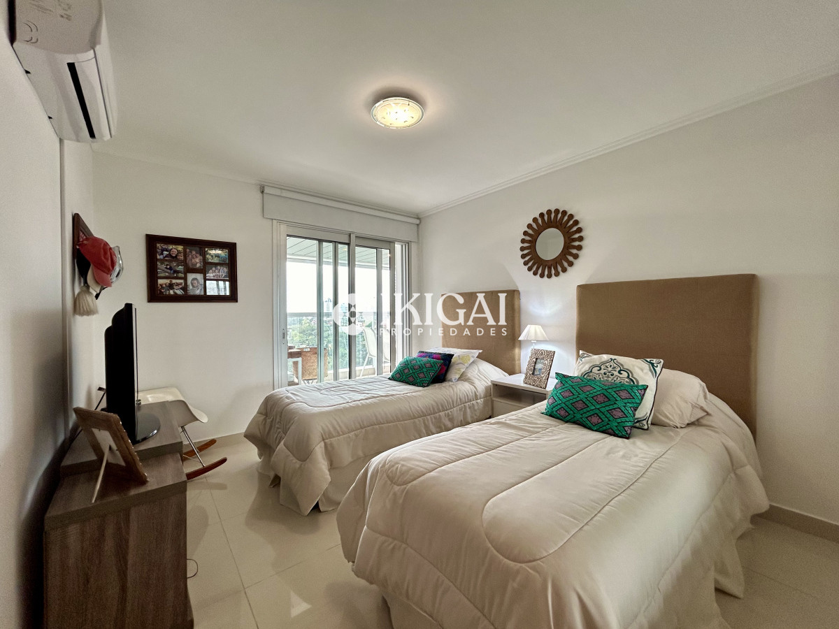 Apartamento ID.136 - VENTA DE APARTAMENTO DE 2 DORMITORIOS Y 2 BAÑOS ( 1 SUITE) PLAYA MANSA, PUNTA DEL ESTE 