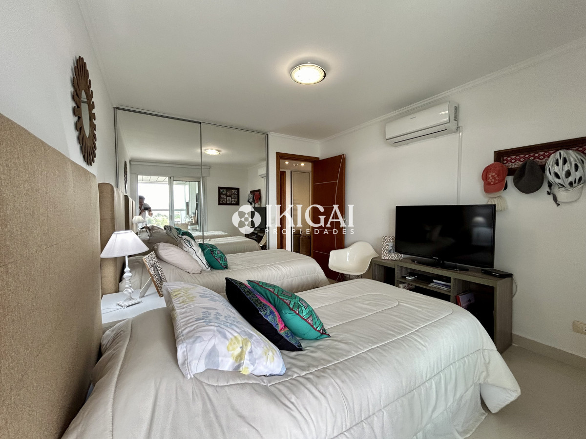 Apartamento ID.136 - VENTA DE APARTAMENTO DE 2 DORMITORIOS Y 2 BAÑOS ( 1 SUITE) PLAYA MANSA, PUNTA DEL ESTE 