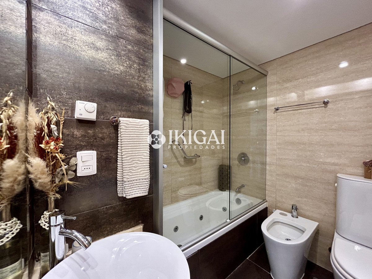 Apartamento ID.136 - VENTA DE APARTAMENTO DE 2 DORMITORIOS Y 2 BAÑOS ( 1 SUITE) PLAYA MANSA, PUNTA DEL ESTE 