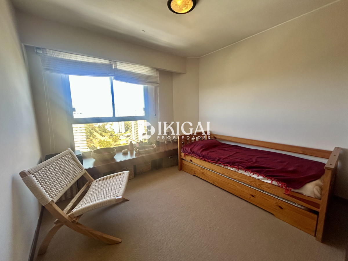 Apartamento ID.1031 - Venta apartamento de 3 dormitorios y 2 baños, Av Roosevelt Punta del Este 