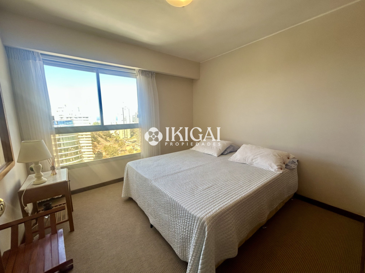 Apartamento ID.1031 - Venta apartamento de 3 dormitorios y 2 baños, Av Roosevelt Punta del Este 