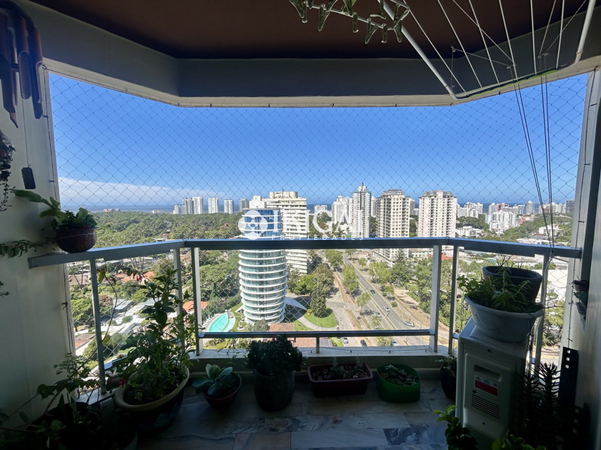 Apartamento ID.1031 - Venta apartamento de 3 dormitorios y 2 baños, Av Roosevelt Punta del Este 