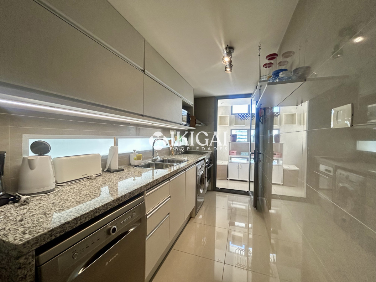 Apartamento ID.984 - Venta apartamento de 2 dormitorios, 3 baños y doble garage en brava.