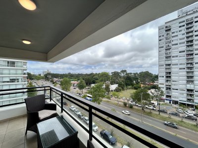 VENTA DE APARTAMENTO DE 3 DORITORIOS Y 2 BAÑOS (1 SUITE) Av ROSSEVELT, PUNTA DEL ESTE 