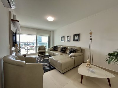 VENTA DE APARTAMENTO DE 2 DORMITORIOS Y 2 BAÑOS ( 1 SUITE) PLAYA MANSA, PUNTA DEL ESTE 
