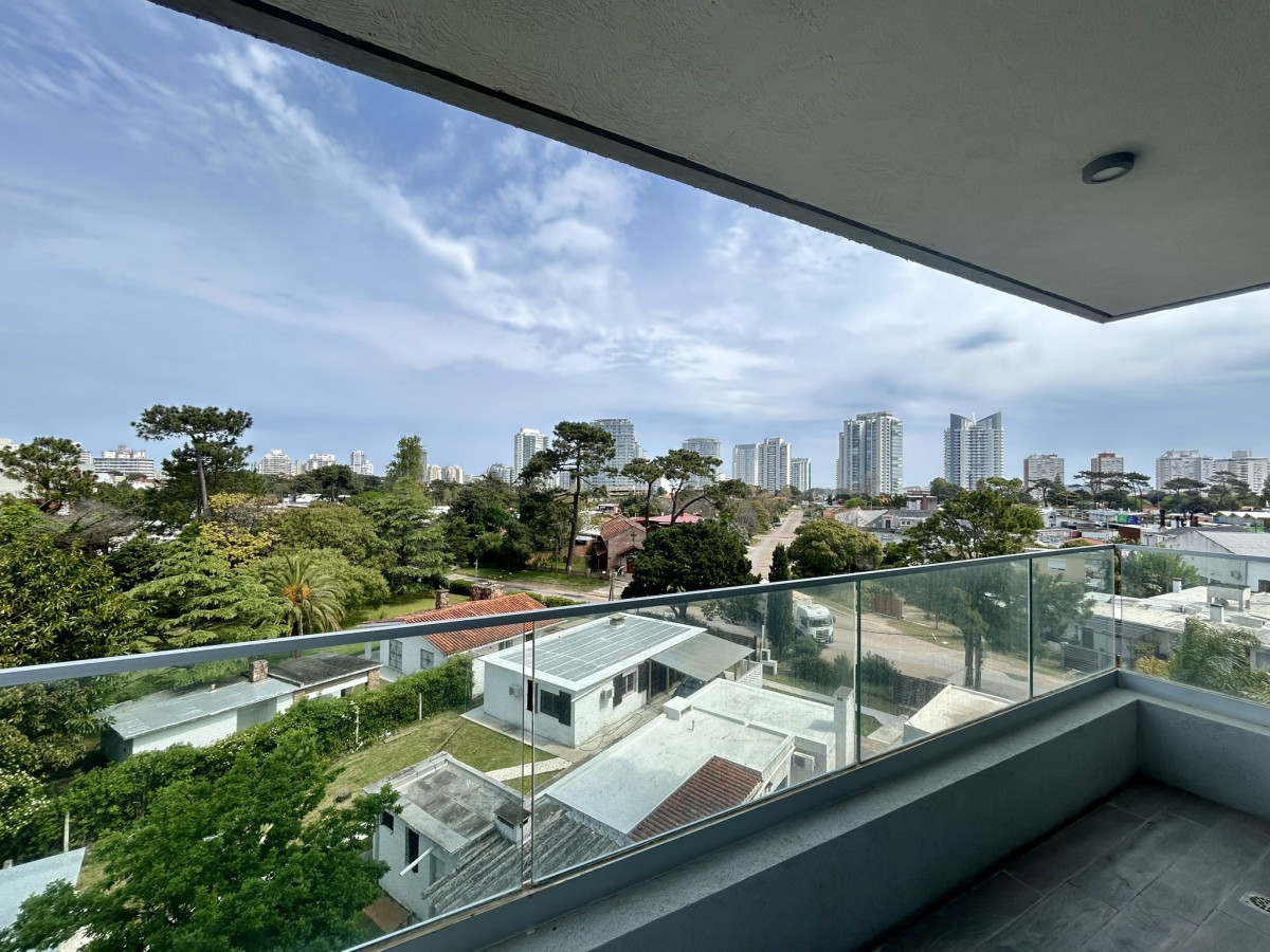 VENTA DE APARTAMENTO A ESTRENAR DE 1 DORMITORIO Y 1 BAÑO, AYDI GRILL PUNTA DEL ESTE 