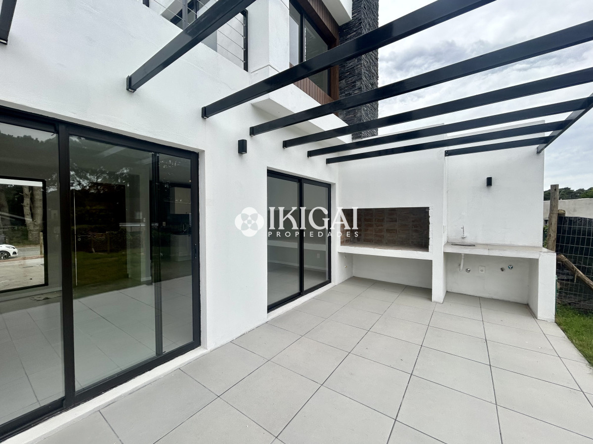Casa ID.395 - VENTA DE CASA DE 3 DORMITORIOS Y 3 BAÑOS A ESTRENAR, PARQUE BURNETT, PINARES PUNTA DEL ESTE 