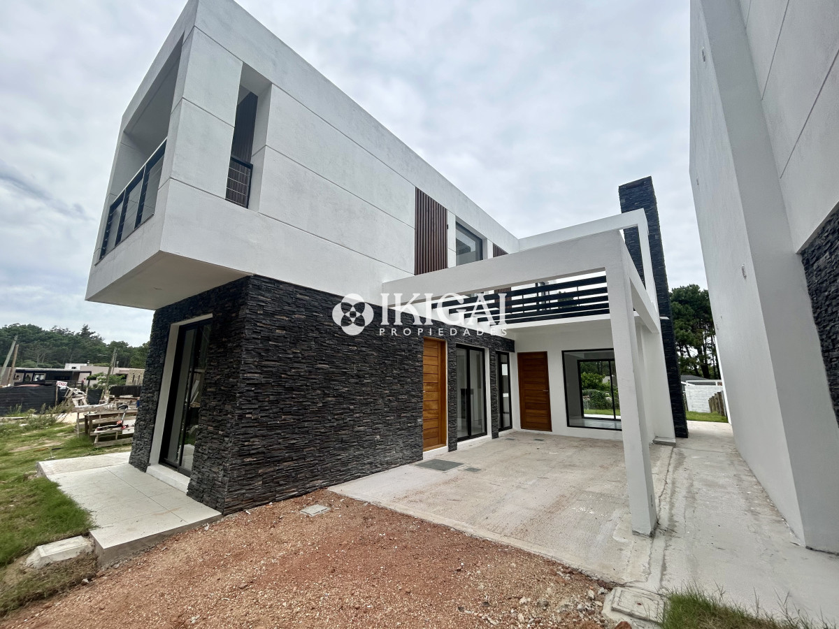 Casa ID.395 - VENTA DE CASA DE 3 DORMITORIOS Y 3 BAÑOS A ESTRENAR, PARQUE BURNETT, PINARES PUNTA DEL ESTE 
