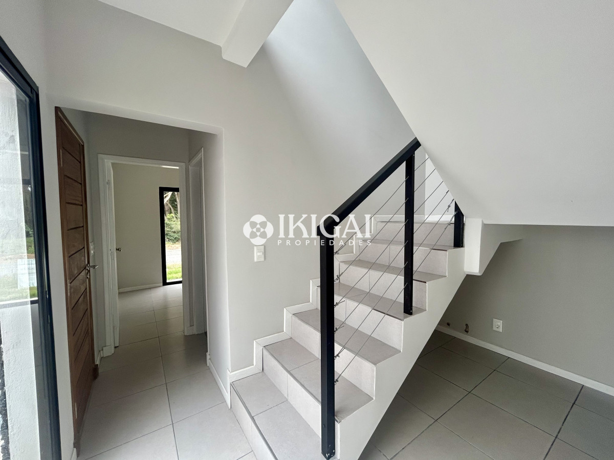 Casa ID.395 - VENTA DE CASA DE 3 DORMITORIOS Y 3 BAÑOS A ESTRENAR, PARQUE BURNETT, PINARES PUNTA DEL ESTE 
