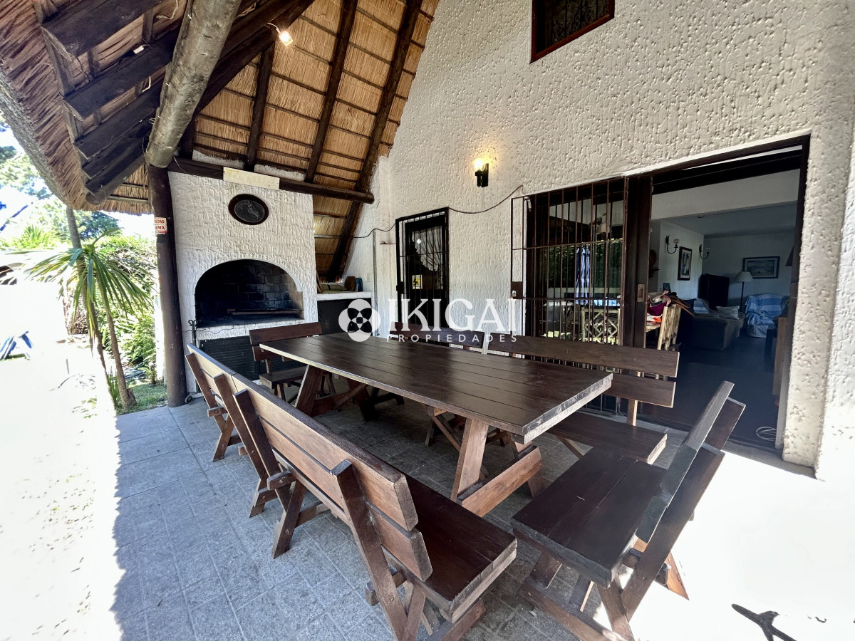 Casa ID.290 - Venta casa de 5 dormitorios y 3 baños con piscina cerca de Punta Shopping
