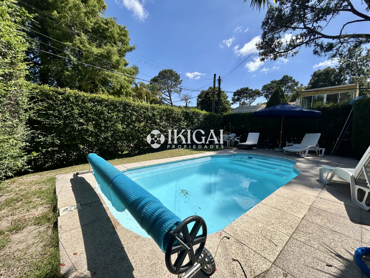 Casa ID.290 - Venta casa de 5 dormitorios y 3 baños con piscina cerca de Punta Shopping