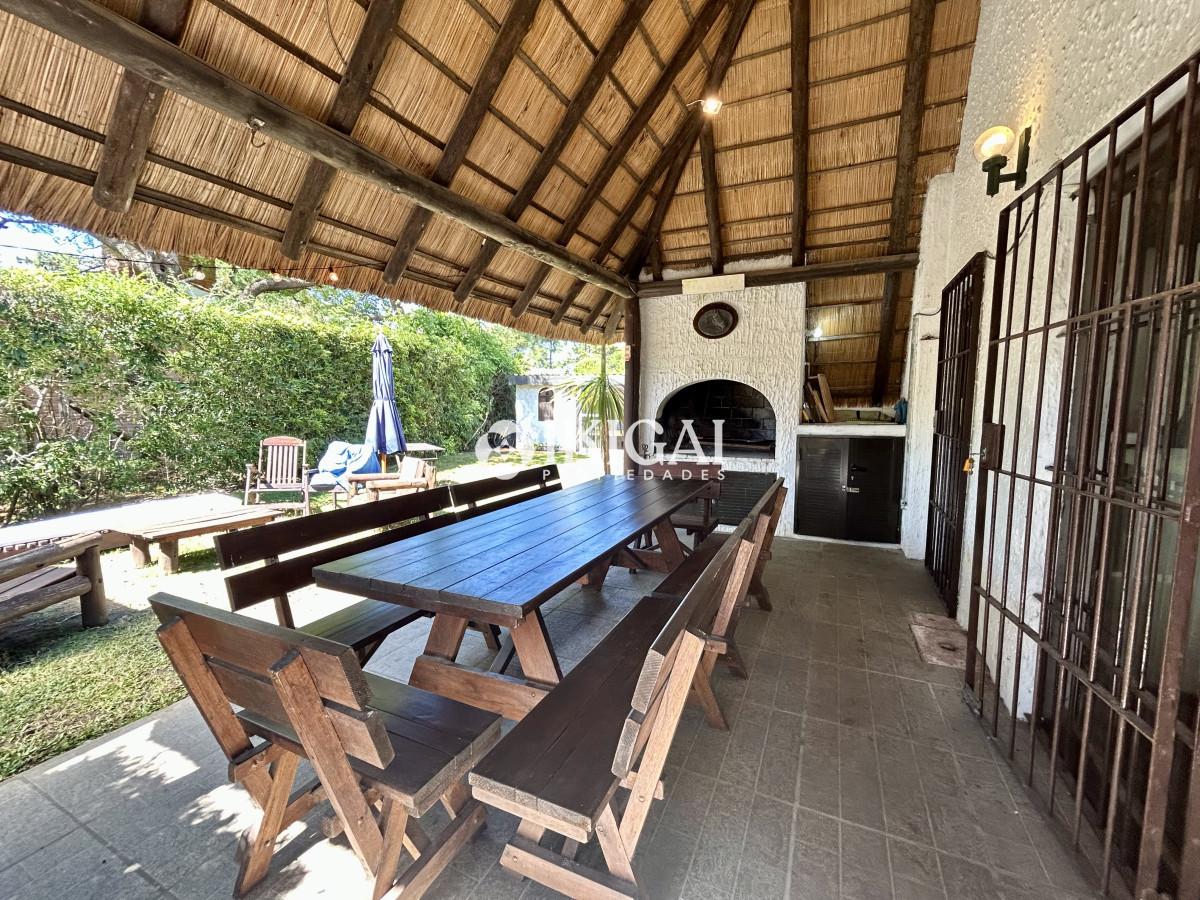 Casa ID.290 - Venta casa de 5 dormitorios y 3 baños con piscina cerca de Punta Shopping