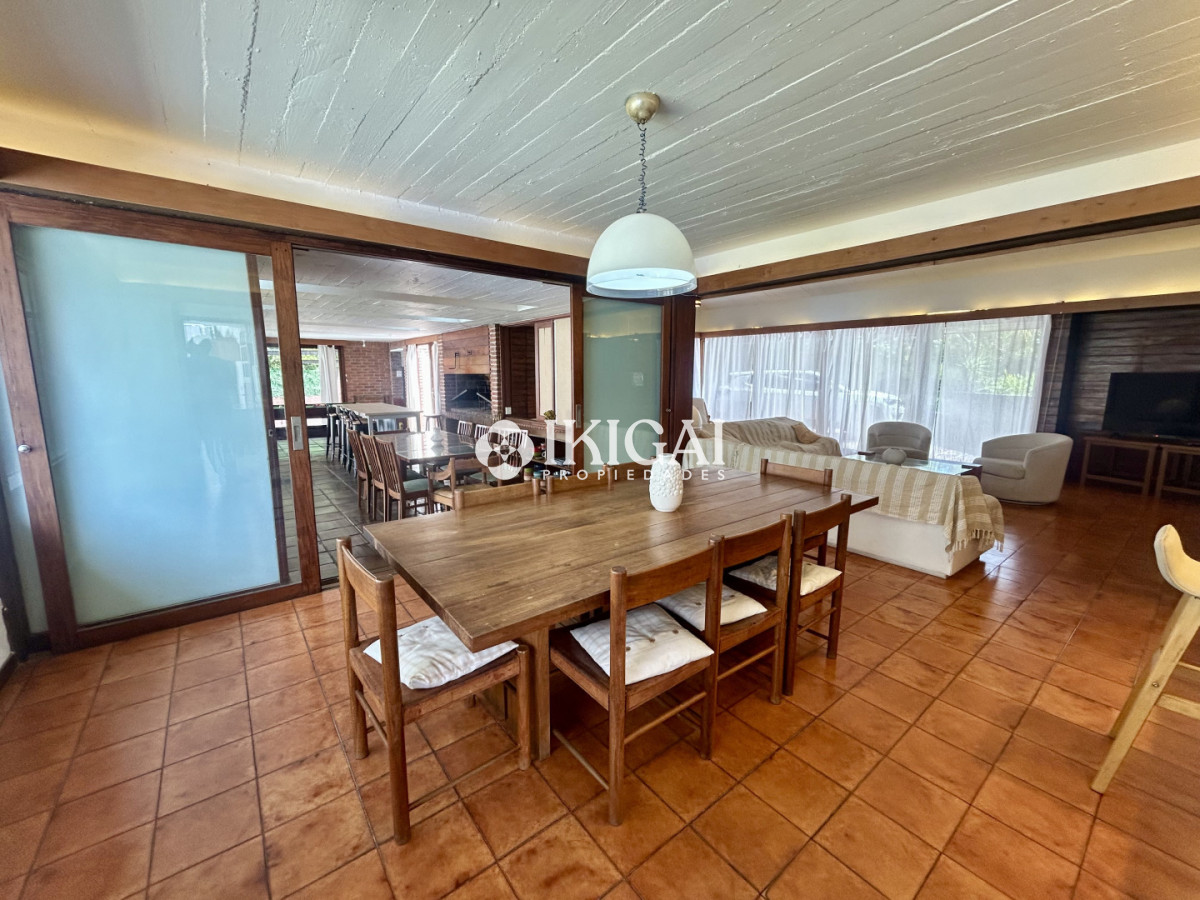 Casa ID.1042 - Venta casa en Cantegril con 4 dormitorios y 3 baños en Cantegril 