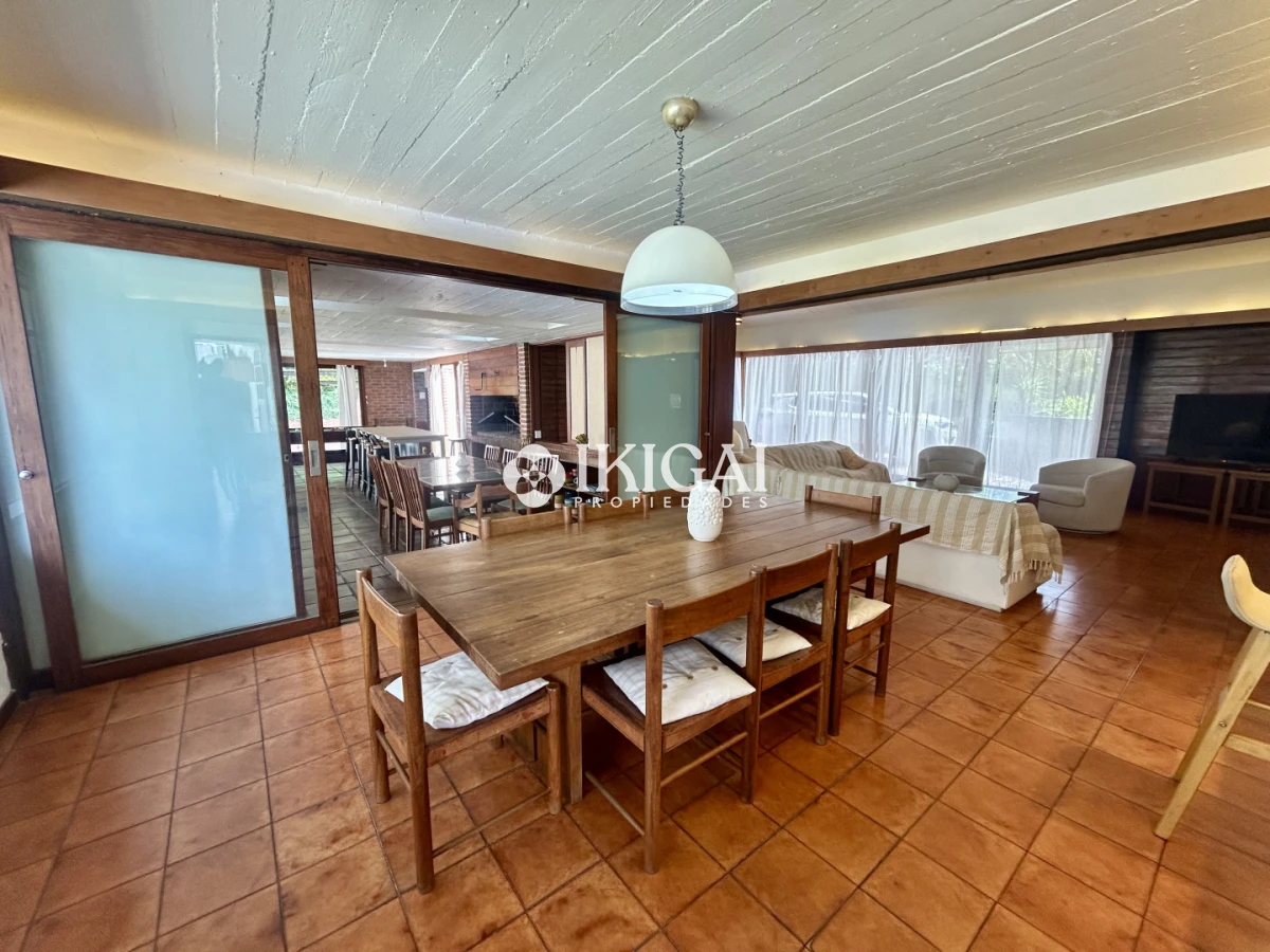 Casa ID.1042 - Venta casa en Cantegril con 4 dormitorios y 3 baños en Cantegril 