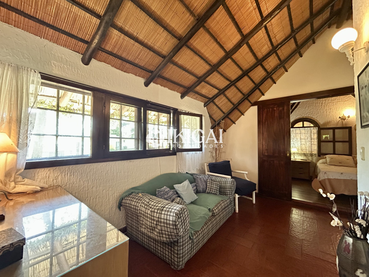 Casa ID.290 - Venta casa de 5 dormitorios y 3 baños con piscina cerca de Punta Shopping