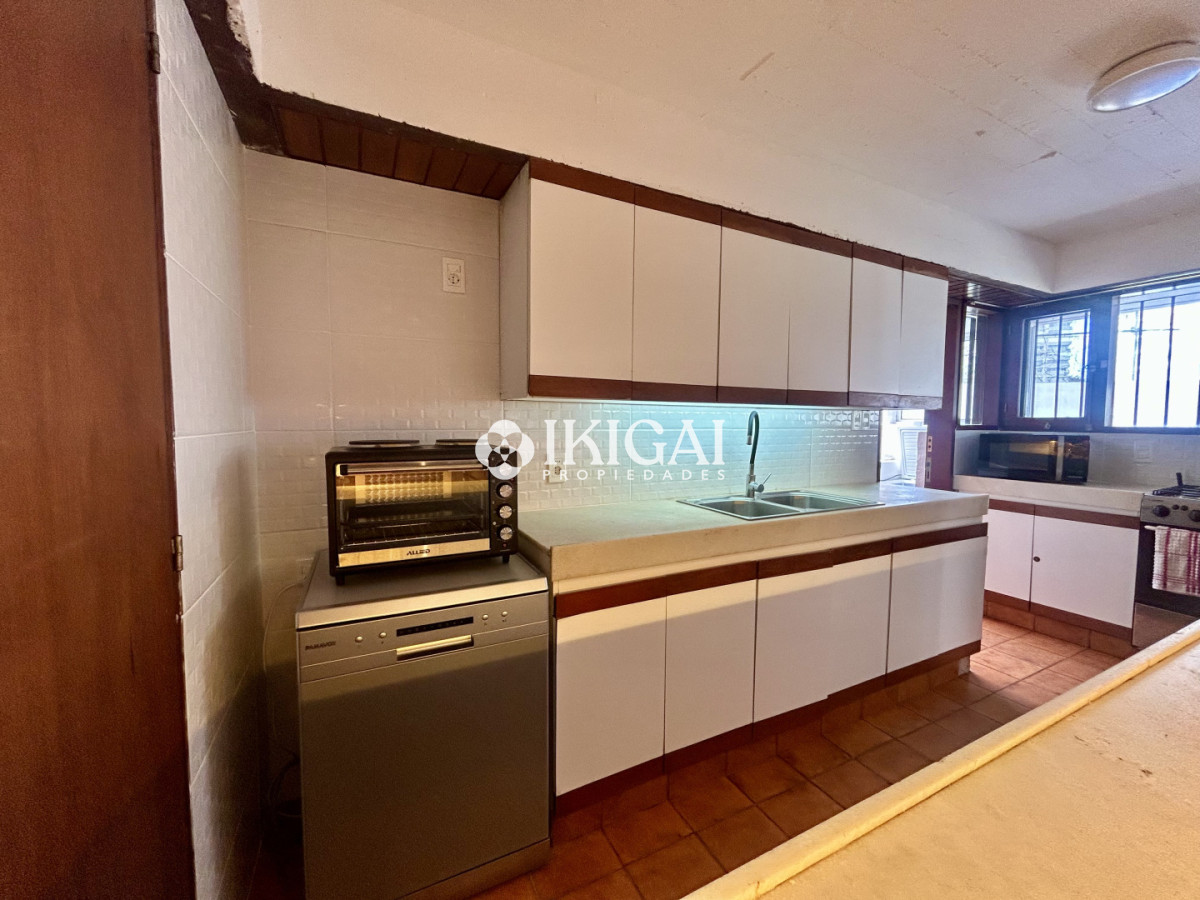 Casa ID.1042 - Venta casa en Cantegril con 4 dormitorios y 3 baños en Cantegril 