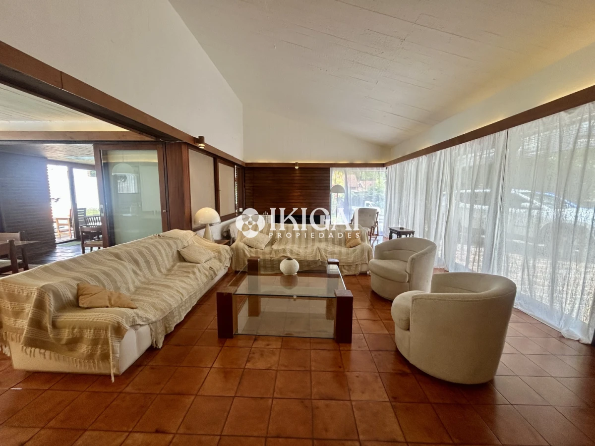 Casa ID.1042 - Venta casa en Cantegril con 4 dormitorios y 3 baños en Cantegril 