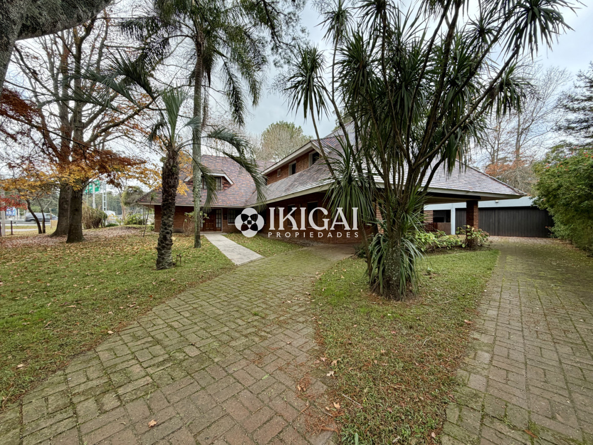 Casa ID.1147 - VENTA DE CASA EN PUNTA BALLENA 7 DORMITORIOS Y 5 BAÑOS, 