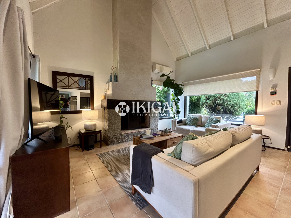 Casa ID.427 - Venta casa de 3 dormitorios y 2 baños dependencia barbacoa y piscina en rincón del indio 