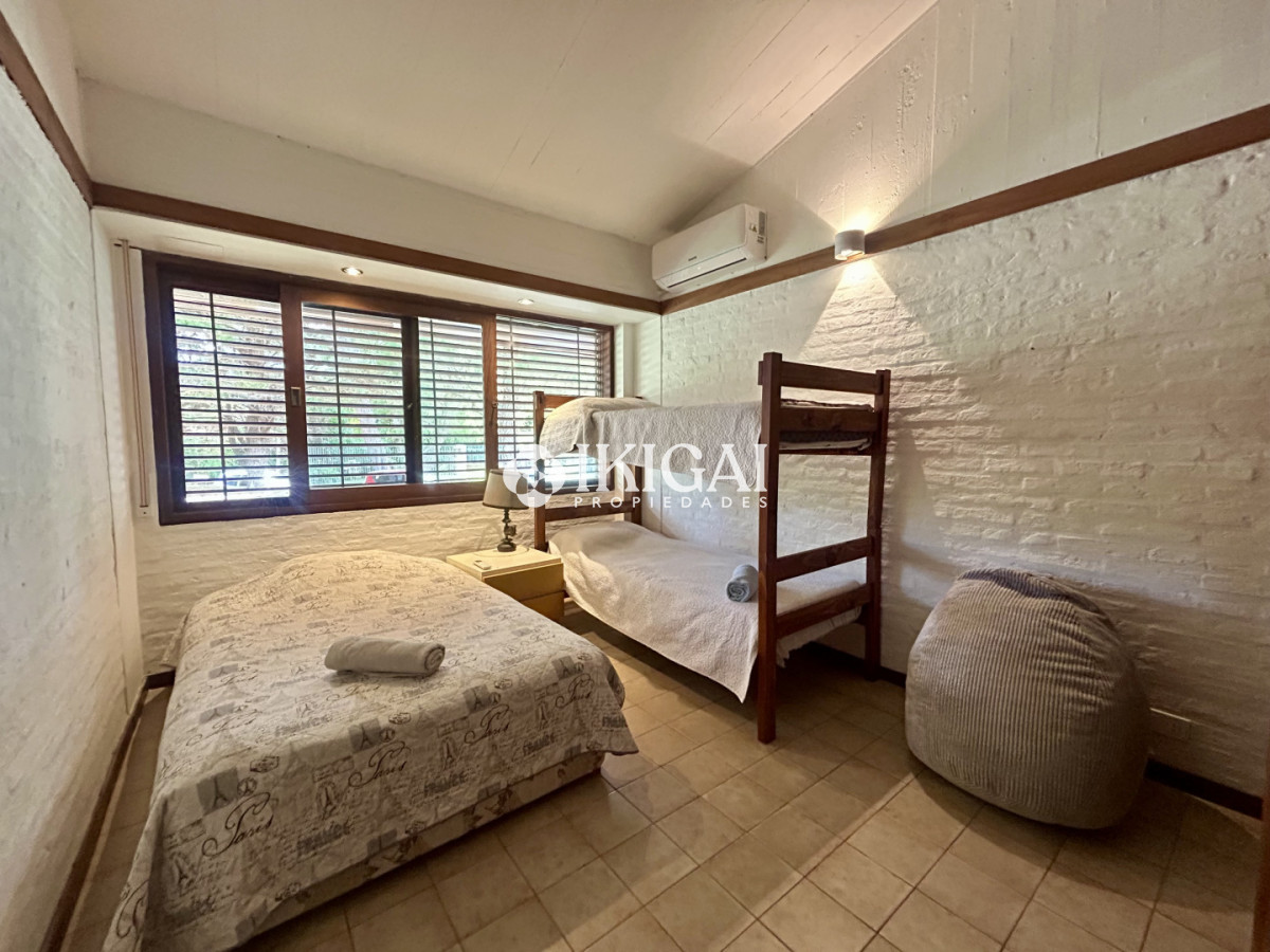 Casa ID.1042 - Venta casa en Cantegril con 4 dormitorios y 3 baños en Cantegril 