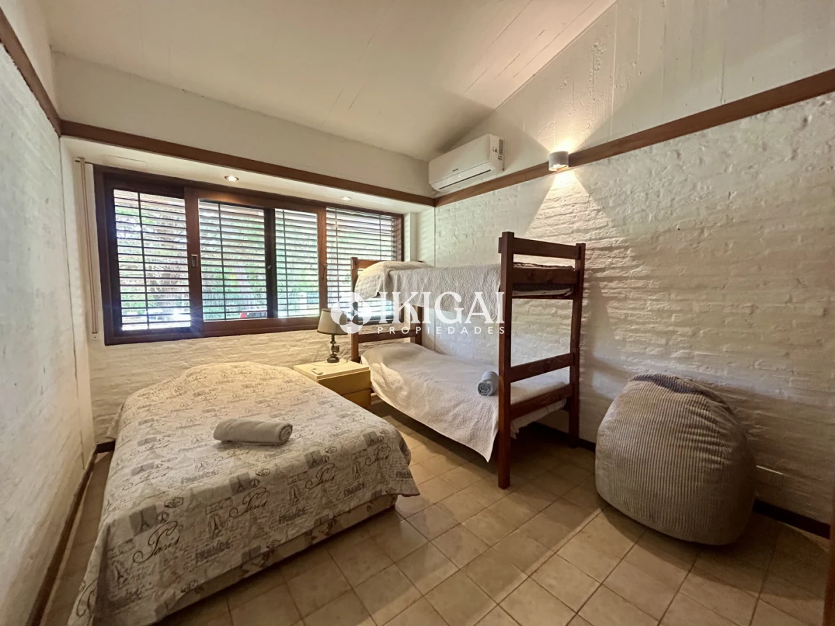 Casa ID.1042 - Venta casa en Cantegril con 4 dormitorios y 3 baños en Cantegril 