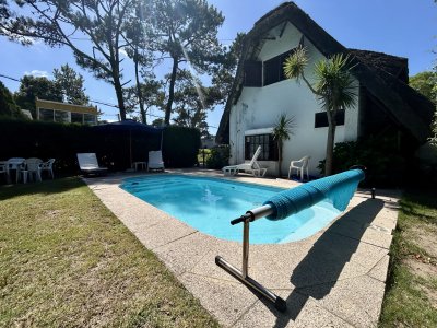 Venta casa de 5 dormitorios y 3 baños con piscina cerca de Punta Shopping