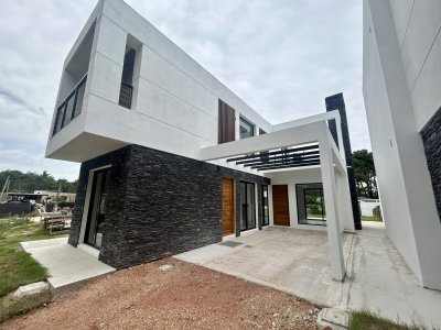 VENTA DE CASA DE 3 DORMITORIOS Y 3 BAÑOS A ESTRENAR, PARQUE BURNETT, PINARES PUNTA DEL ESTE 
