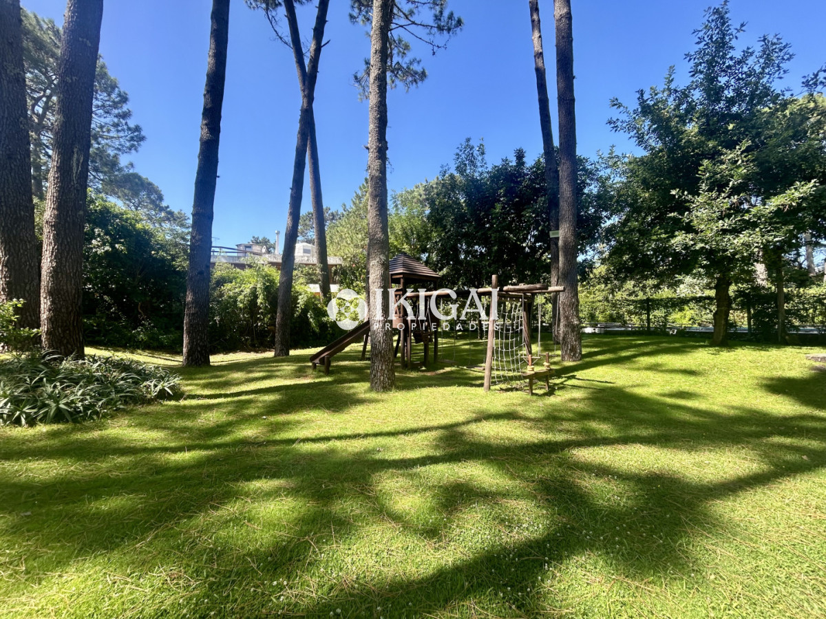 Apartamento ID.1031 - Venta apartamento de 3 dormitorios y 2 baños, Av Roosevelt Punta del Este 