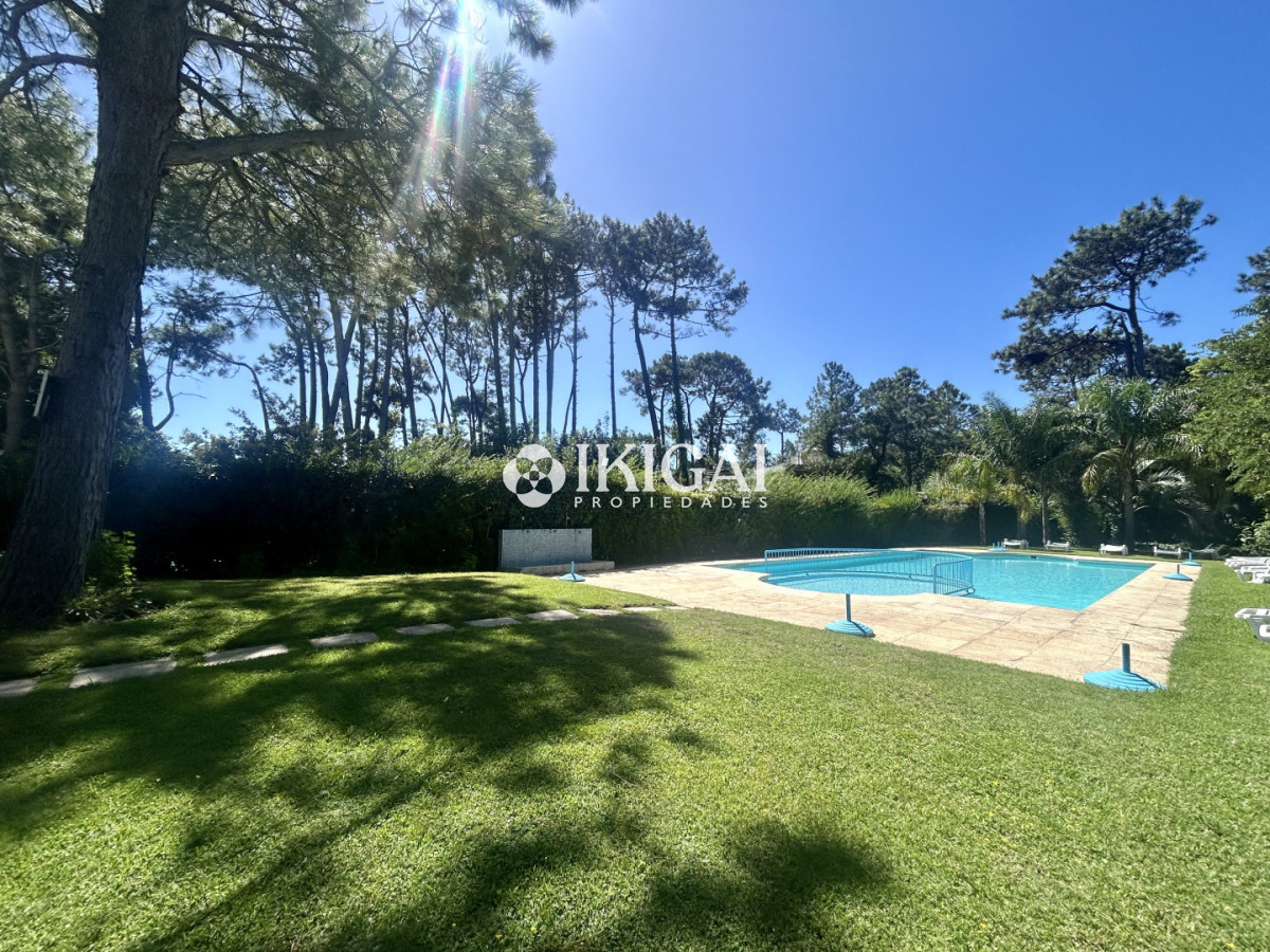 Apartamento ID.1031 - Venta apartamento de 3 dormitorios y 2 baños, Av Roosevelt Punta del Este 