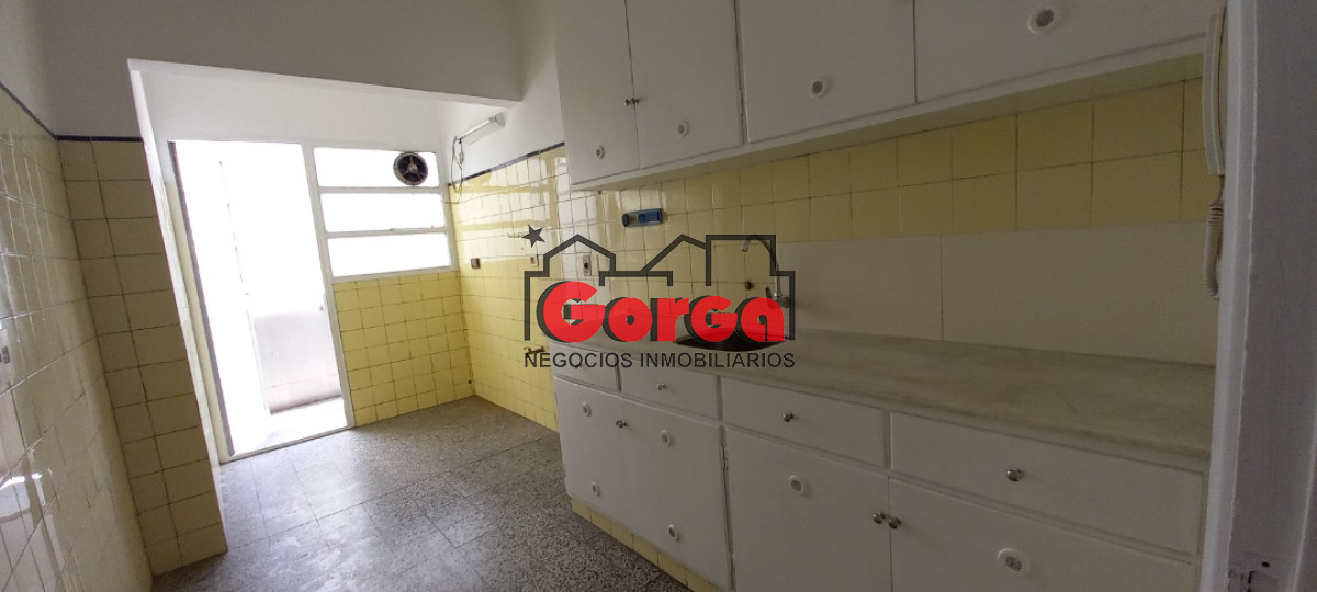 Apartamento ID.35 - A pocas cuadras de 18 de Julio, una construcción espectacular