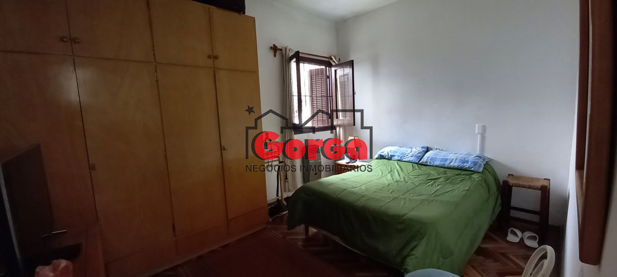 Casa ID.413 - Casa de 4 dormitorios con garaje y patio, sobre Gral Luna. 