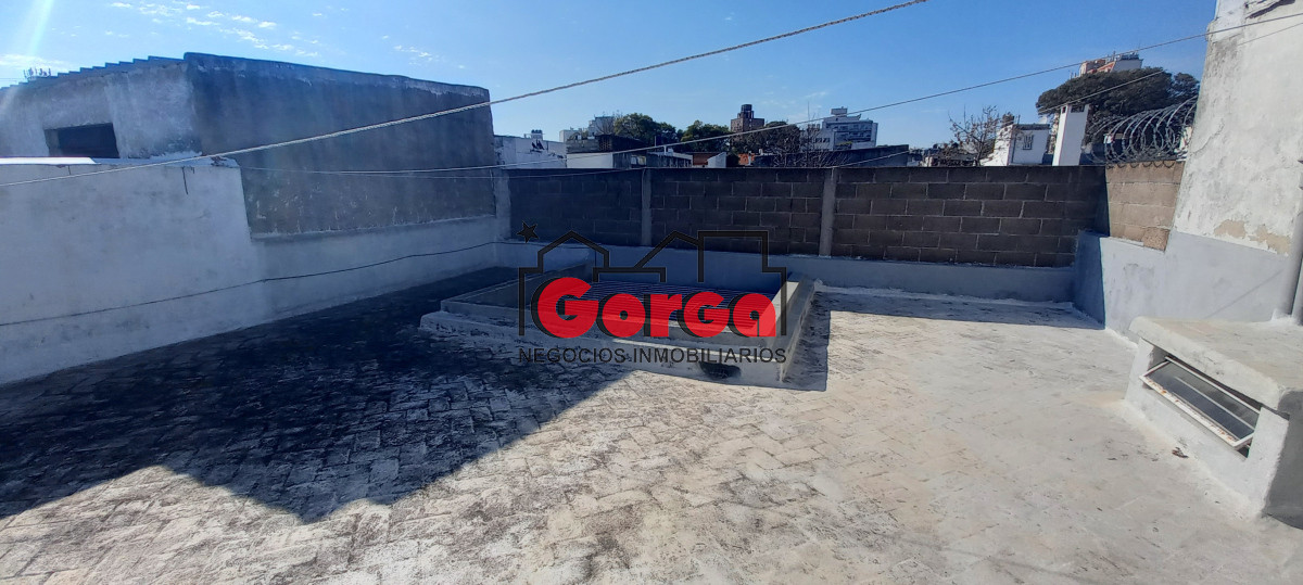 Casa ID.518 - Padrón único sobre Acevedo Díaz esquina Martín García