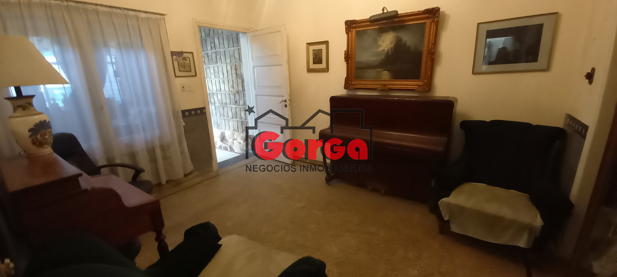 Casa ID.518 - Padrón único sobre Acevedo Díaz esquina Martín García