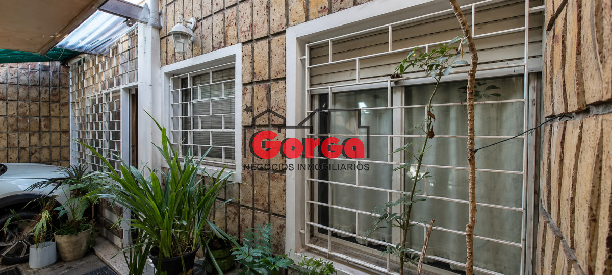 Casa ID.518 - Padrón único sobre Acevedo Díaz esquina Martín García