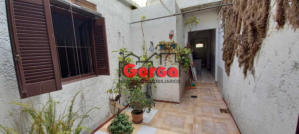 Casa ID.413 - Casa de 4 dormitorios con garaje y patio, sobre Gral Luna. 