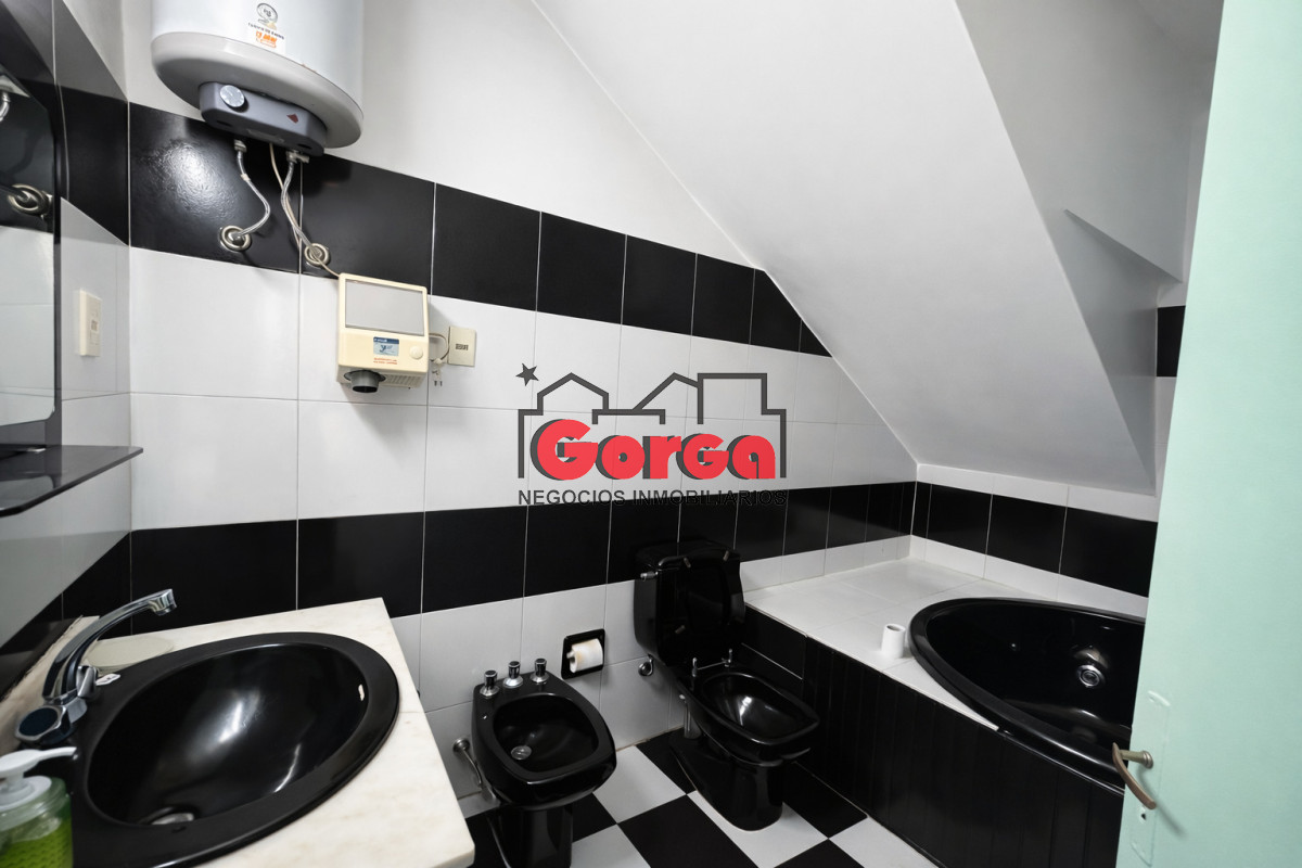 Casa ID.570 - Sobre Br Artigas y Marcelino Sosa, casa en planta alta. 